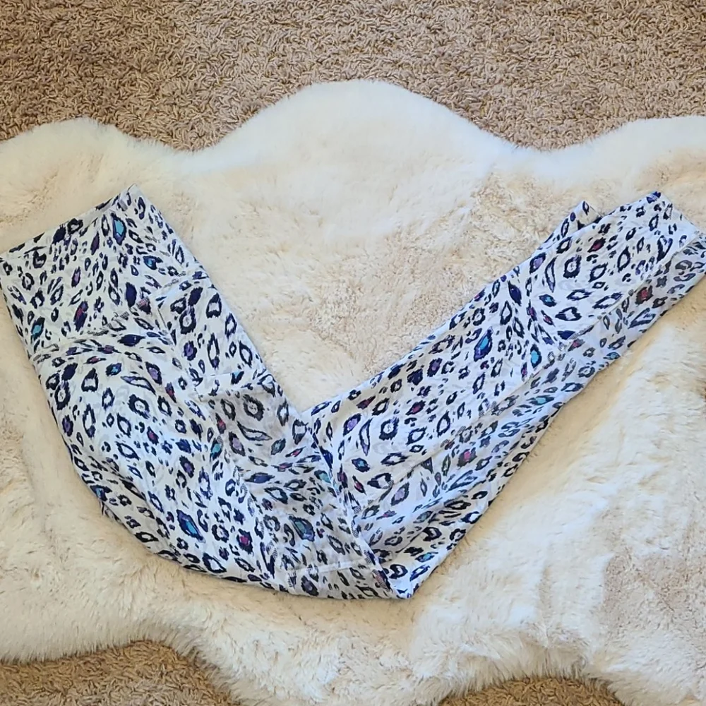 Fabletics White Leopard Set Medium - Picture 4 of 9